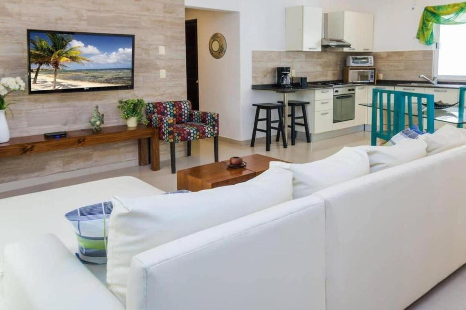 Modern Condo, Just Steps To Mamitas & 5th